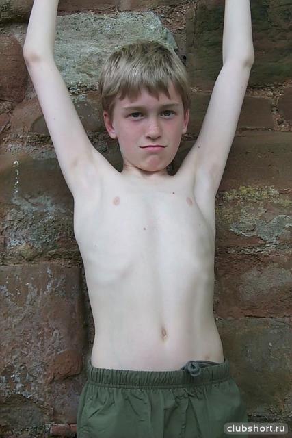 1867_aaron-in-gray-shorts_ru-01.jpg